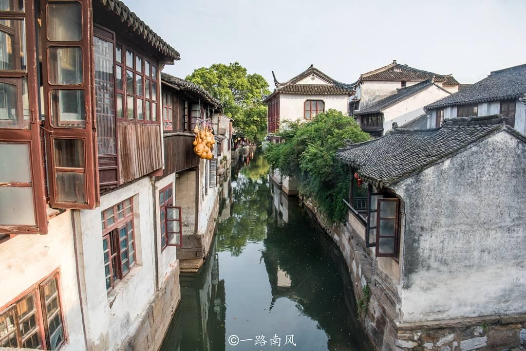 亚当玩高尔夫